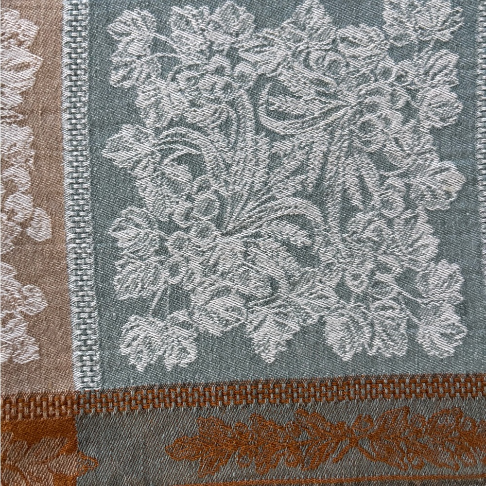 Williams Sonoma  Table Runner